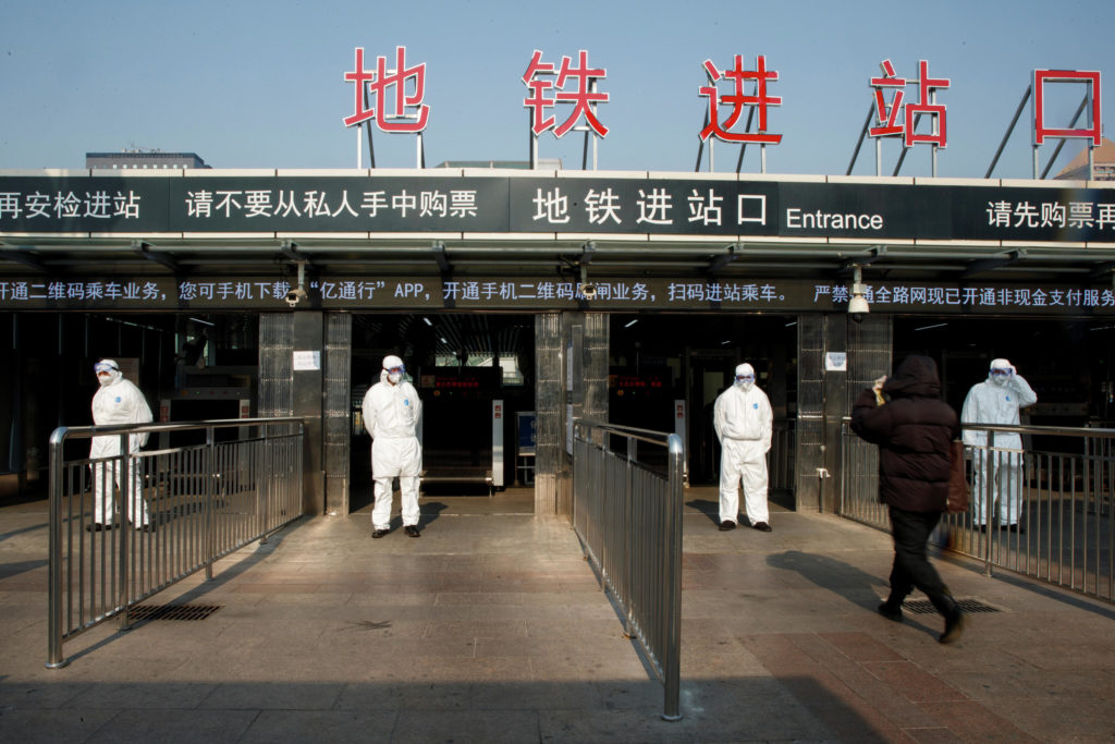 Пункт контроля состояния здоровья пассажиров на железнодорожном вокзале в Пекине, 25 января / © Reuters