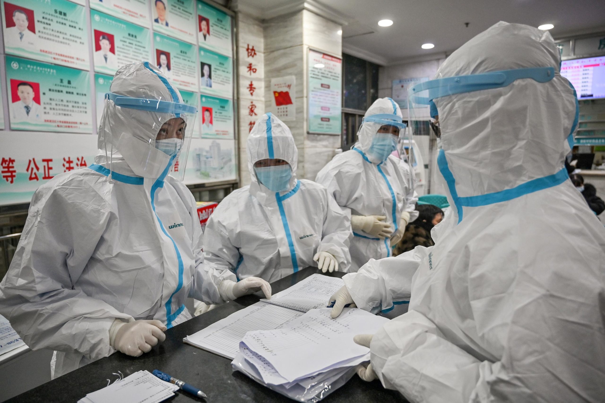 Медработники в защитной одежде в Уханьской больнице Красного Креста, Китай. 25 января 2020 / © AFP