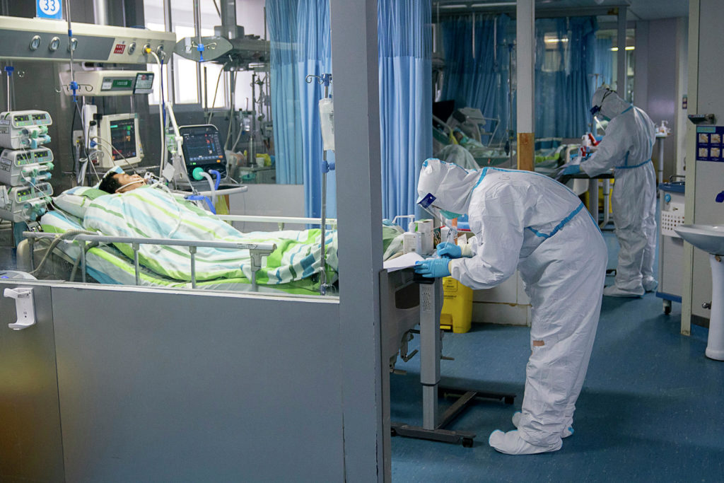 Врачи в отделении интенсивной терапии больницы Чжуннань в городе Ухань / ©  AP Photo
