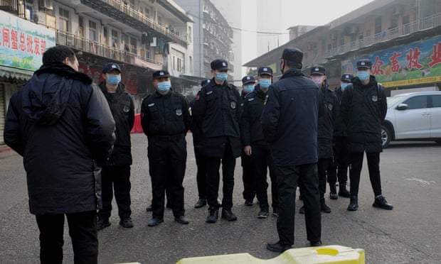 Охранники возле оптового рынка морепродуктов Хуанань в Ухане, Центральный Китай / © AFP