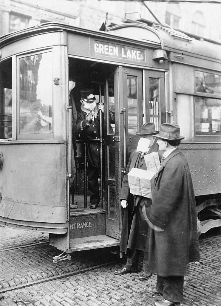 В эпоху Первой мировой никаких вакцин и противовирусных не было, поэтому борьба с вирусами сводилась к маскам, без которых даже в трамвай иной раз не пускали / ©Wikimedia Commons