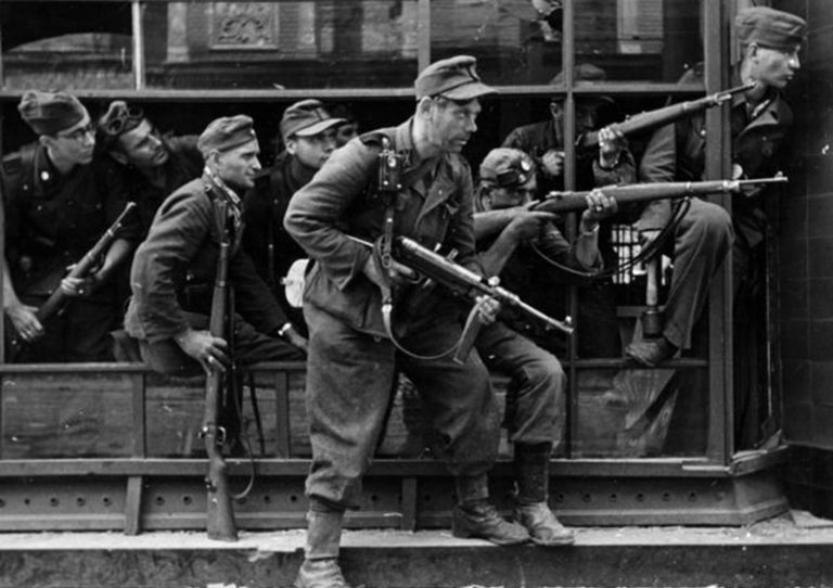 Штрафники Зондер-полка СС «Дирлевангер» во время подавления Варшавского восстания
