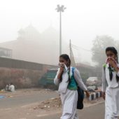 Смог в Нью-Дели. Индийские школьники закрывают лица, пока идут в школу / © AFP