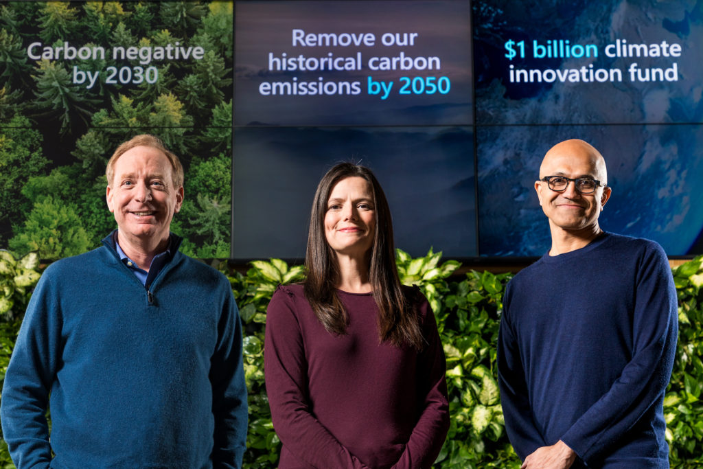 Президент Microsoft Брэд Смит, финансовый директор Эми Худ и генеральный исполнительный директор Сатья Наделла готовятся объявить план Microsoft по выбросам углерода к 2030 году / © блог Microsoft