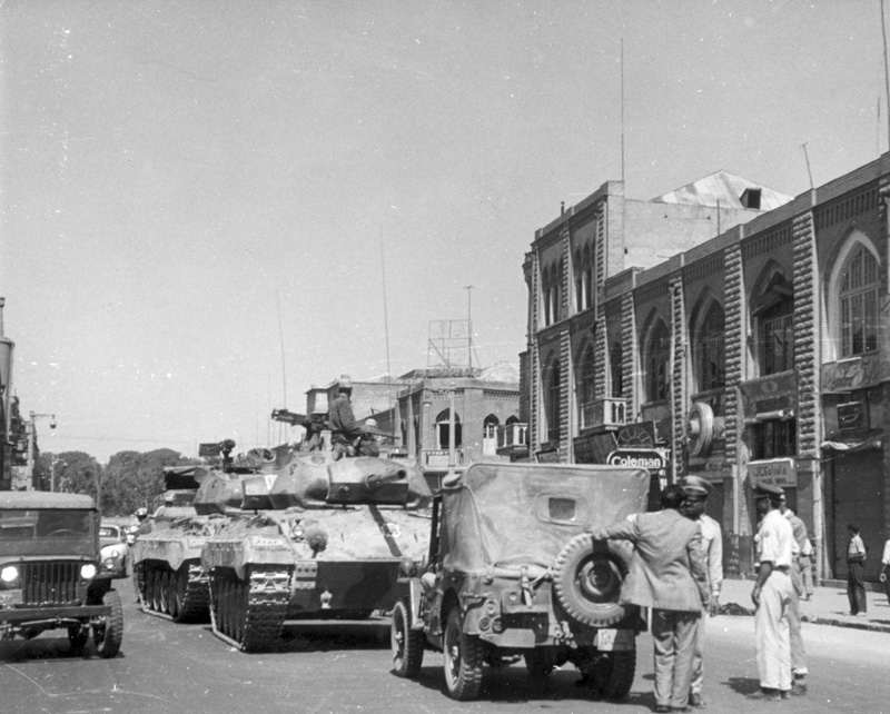 Переворот в Тегеране 1953 года, запущенный ЦРУ, опирался и на манипулируемых спецслужбами иранских военных, которые ввели в город танки / ©National Security Archive collections