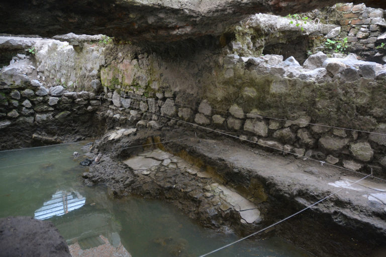 В древности купальни часто были обрядовыми местами.