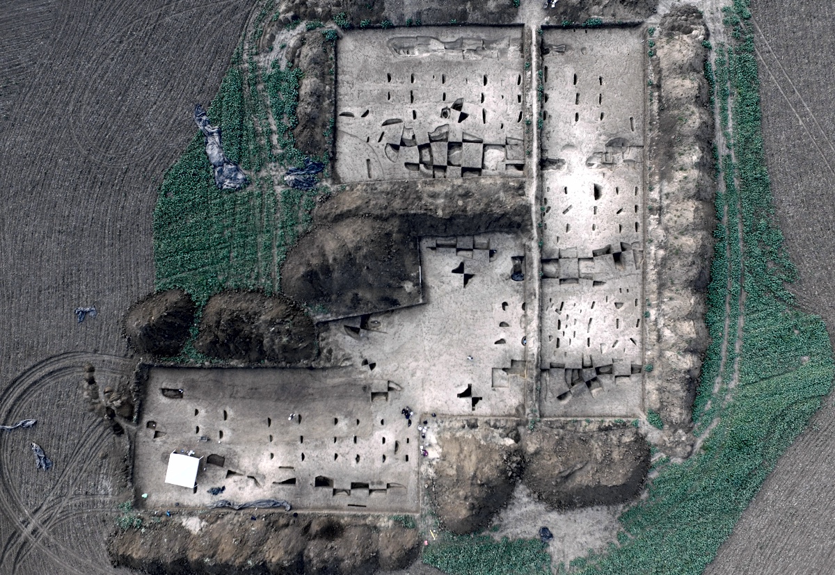 Аэрофотосъемка раскопанной в Словакии неолитической деревни