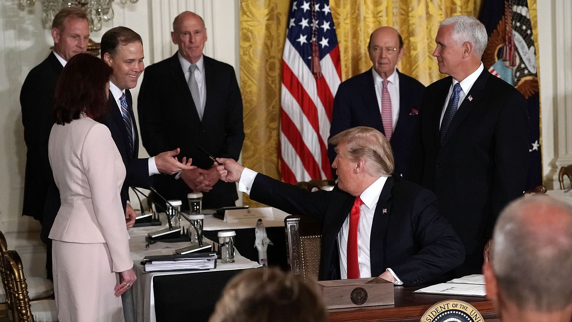 Глава NASA Джим Брайденстайн и президент США Дональд Трамп, 2018 год / © Alex Wong, Getty Images