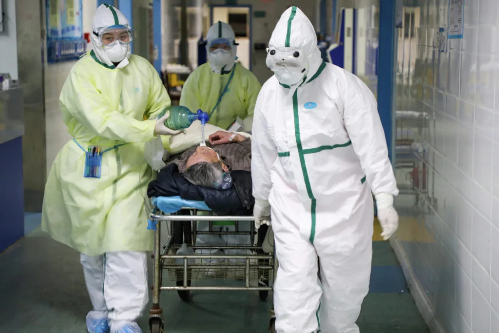 Медперсонал в защитных костюмах в больнице города Ухань в китайской провинции Хубэй / © REUTERS/China Daily 