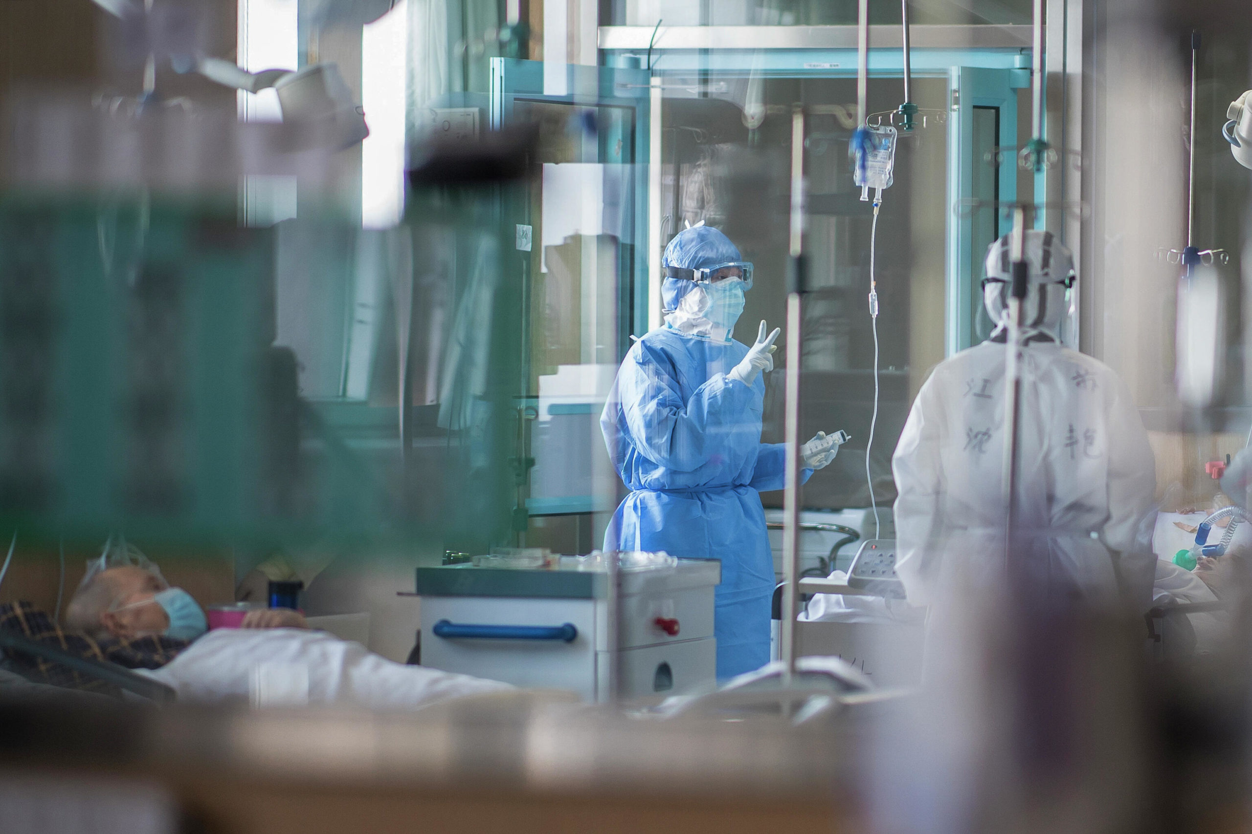 Медсестры в отделении интенсивной терапии, специализирующемся на пациентах, инфицированных коронавирусом, Ухань / © AP Photo/Xinhua/Xiao Yijiu