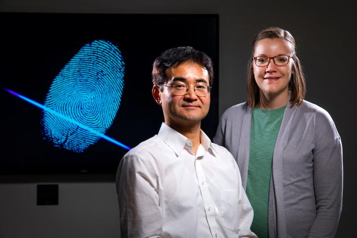 Авторы открытия, заставившего отпечатки пальцев раскрыть больше информации — Пейдж Хиннерс и Янг-Джин Ли.