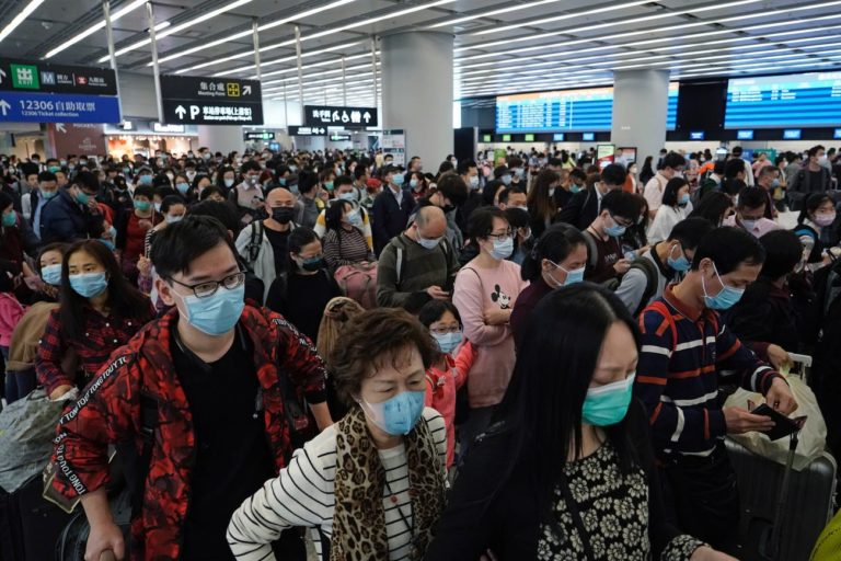 Пассажиры на железнодорожном вокзале в Гонконге, 23 января 2020 года / © AP Photo