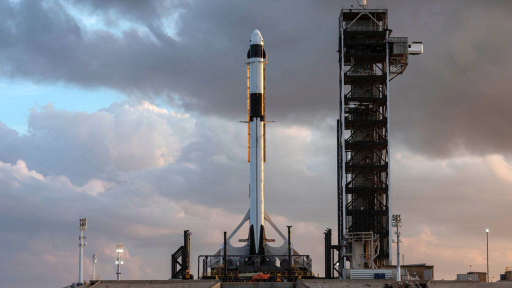 Ракета-носитель Falcon 9 с космическим кораблем Crew Dragon / © SpaceX