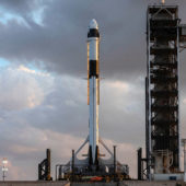 Ракета-носитель Falcon 9 с космическим кораблем Crew Dragon / © SpaceX