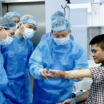 Во Вьетнаме провели первую в мире операцию по трансплантации конечности от живого донора