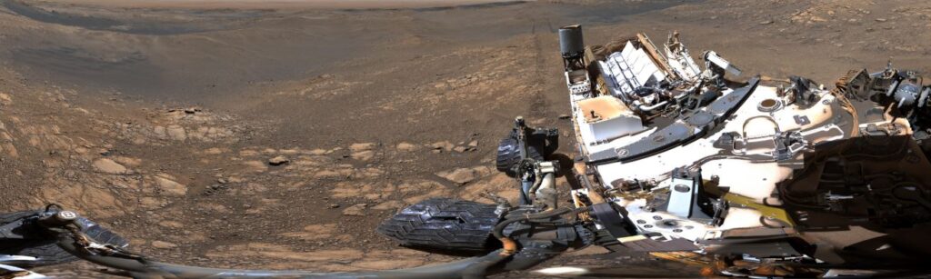 Панорама поверхности Красной планеты, сделанная марсоходом Curiosity / © NASA