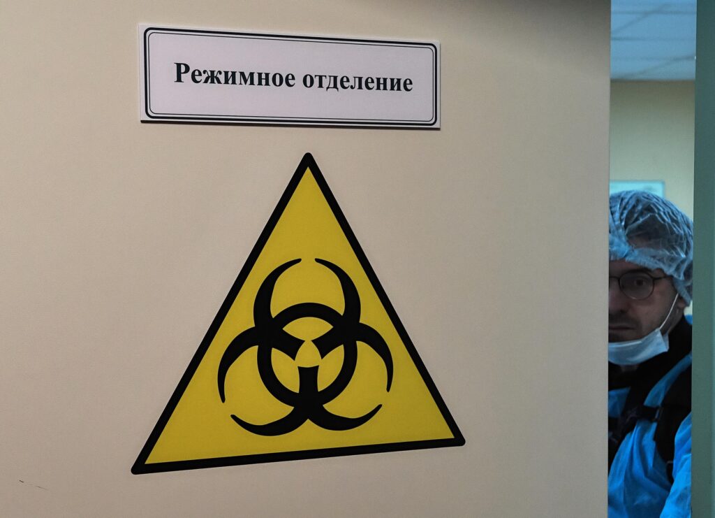 Медицинский работник в отделении для людей с подозрением на коронавирус в Боткинской больнице в Санкт-Петербурге / © РИА Новости