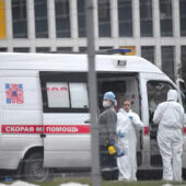 Сотрудники скорой помощи на территории больницы в Коммунарке / © РИА Новости