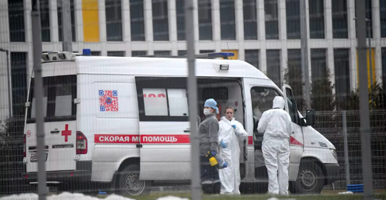Сотрудники скорой помощи на территории больницы в Коммунарке / © РИА Новости