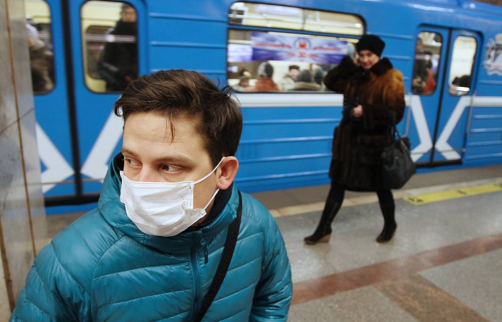 Мужчина в медицинской маске в московском метро / © ТАСС