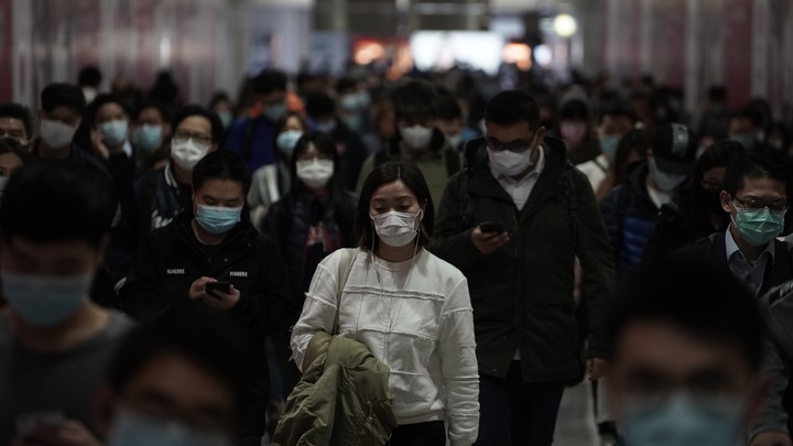 О первых пациентах с пневмонией неизвестного происхождения стало известно 31 декабря. Эпицентром вспышки стал город Ухань (КНР) / © Getty Images