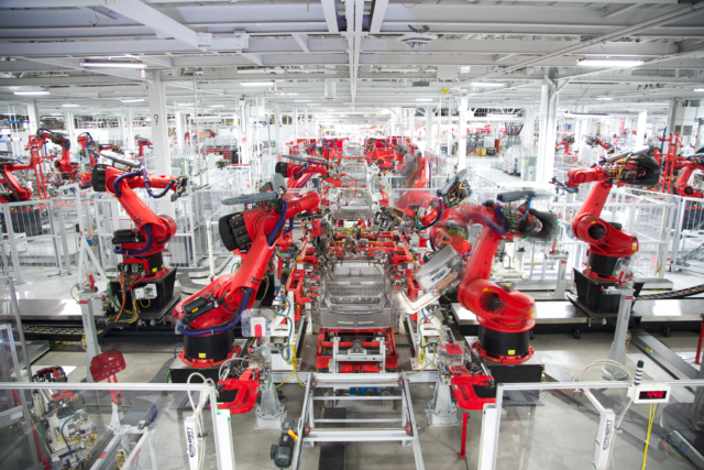 Производство на фабрике Tesla
