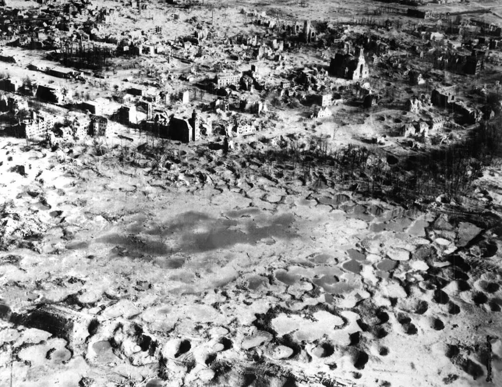 Немецкий город Везель, март 1945 года, после ночных ударов британской авиации. Хорошо видно, что бомбежки были неприцельны, поэтому британцы были вынуждены вести их с такой плотностью, чтобы даже несмотря на промахи накрыть все имеющиеся постройки / ©Wikimedia Commons