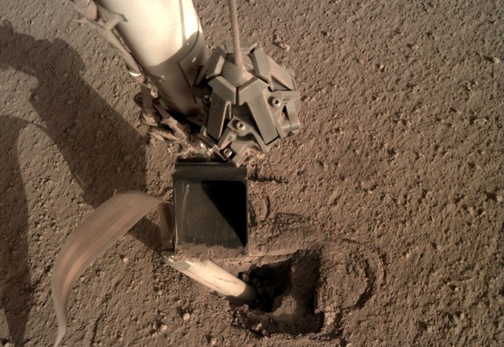 InSight поправляет бур ковшиком
