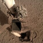 Марсианский зонд InSight возобновил бурение, помогая себе ковшом