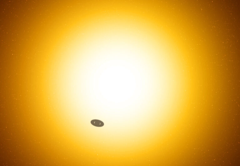 Транзит планеты с кольцами на фоне близкой звезды: взгляд художника