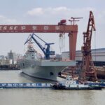 В Китае спустили на воду второй универсальный десантный корабль проекта 075