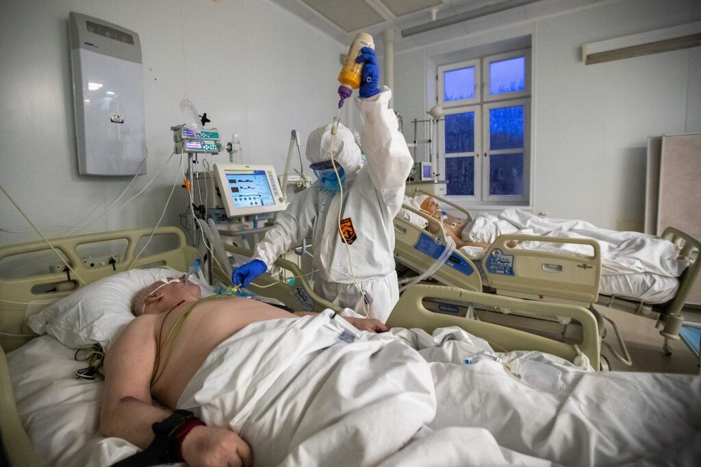 Врач возле больного коронавирусом
