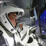 SpaceX впервые выполнила пилотируемый запуск космического корабля Crew Dragon
