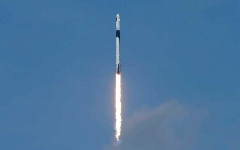 Ракета Falcon9 взлетает с кораблем Crew Dragon