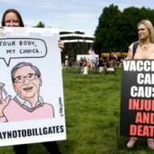 Демонстрация людей, верящих в конспирологическую теорию о вреде вакцинации