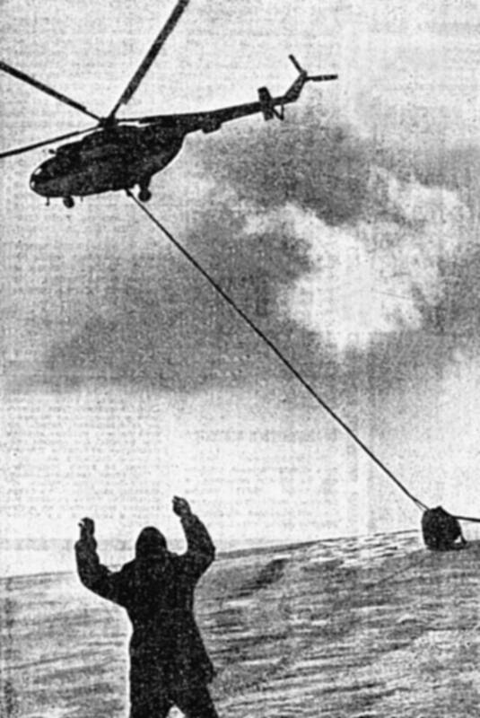 Буксировка вертолетом «Союза-23» в озере Тенгиз не удавалась, пока не стихли ветер и волны: ветер раздувал неотделенные запасные парашюты, которые сильно парусили и не давали вертолету буксировать космический корабль в нужном направлении / ©ТАСС