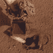 Ковш, загоняющий бур в марсианский грунт