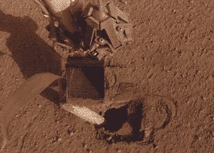Ковш, загоняющий бур в марсианский грунт