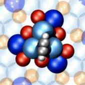 На схеме нанодвигателя серым показаны атомы молекулы ацетилена, красным – атомы галлия, синим – палладия