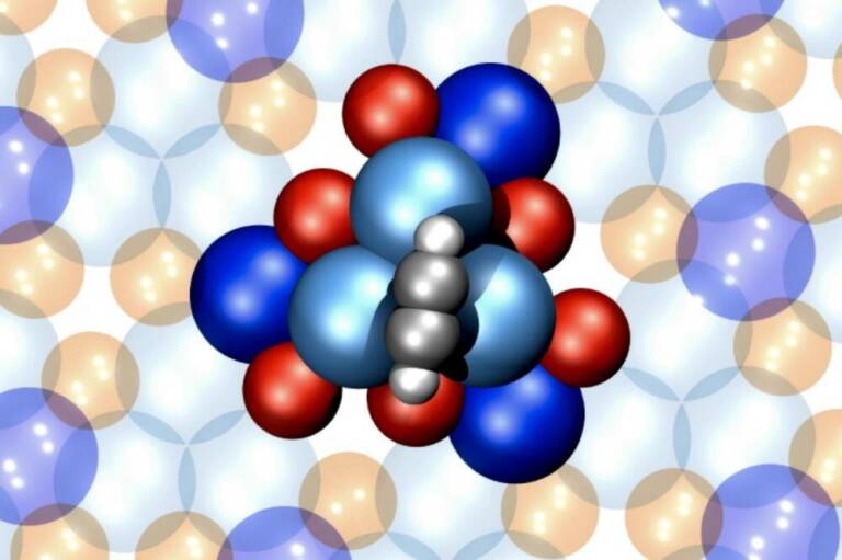 На схеме нанодвигателя серым показаны атомы молекулы ацетилена, красным – атомы галлия, синим – палладия