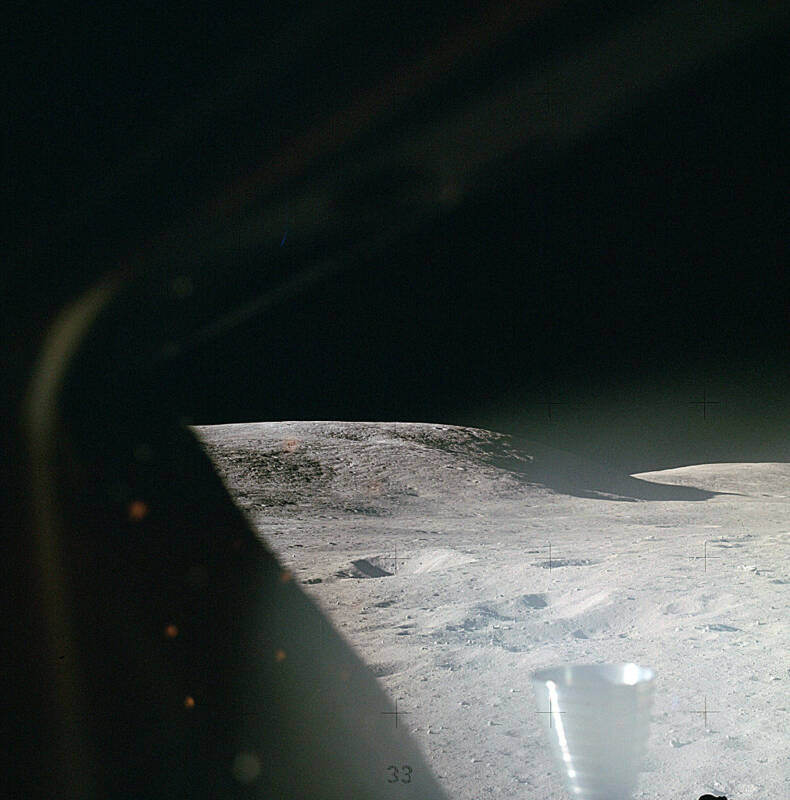 Вид на поверхность Луны из иллюминатора посадочного модуля «Орион» вскоре после посадки. Миссия «Аполлон-16», апрель 1972 года / ©Wikimedia Commons