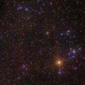 Голубые звезды Гиад окружают оранжевый Альдебаран, который не входит в само скопление