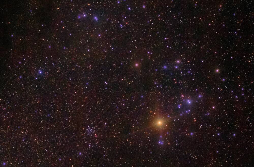 Голубые звезды Гиад окружают оранжевый Альдебаран, который не входит в само скопление