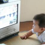 Ученые объяснили, почему маленькие дети любят смотреть телевизор