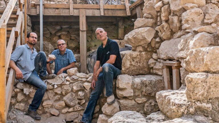 Йоав Вакнин, профессор Гадот, доктор Шалев, руководившие исследованием, на месет раскопок / ©Фотограф Shai Halevi Israel Antiquities Authority