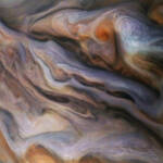 В облаках Юпитера замечены слабые молнии неясной природы