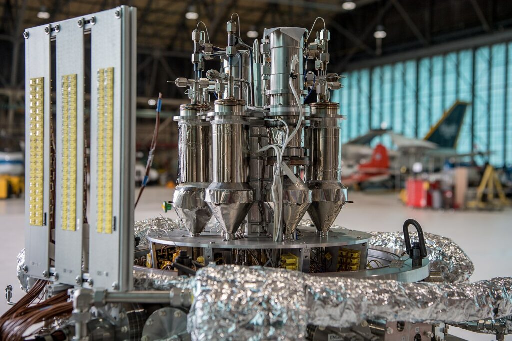 Прототип однокиловаттного реактора Kilopower от NASA. Масса прототипа — 134 килограмма, полноразмерный реактор при мощности 10 киловатт должен иметь массу в полторы тонны / ©Wikimedia Commons