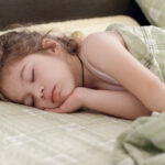 Ученые выяснили, почему дети спят дольше взрослых