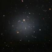 Ультрадиффузная галактика NGC 1052-DF2, снятая телескопом Hubble