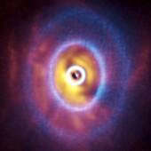 Составное изображение GW Orionis, полученное телескопами ALMA (синий цвет) и ESO VLT (красно-желтый)